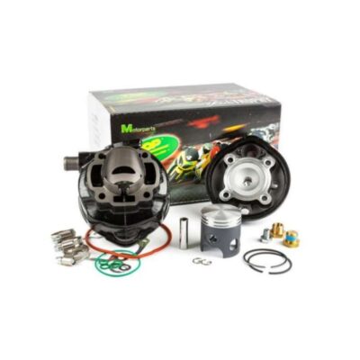 Cilindro Minarelli Horizontal LC 70CC Top Performances Black Trophy II. Este cilindro completo top negro de 70cc es válido para motores Minarelli Horizontal, refrigerado por agua, como Yamaha Jog RR, Aerox, Aprilia Sonic, ente. Este kit contiene todas las piezas necesarias para su montaje, está compuesto por cilindro, pistón, bulón, segmentos, clips, culata y juego de juntas. El bulón es de 10mm. Fabricado en hierro, aumentando así su resistencia. La gama black Trophy ha mejorado su durabilidad y rendimiento. En cuanto a durabilidad han puesto un pistón asso, y para el rendimiento lo han actualizado con 8 transfer, por lo cual lo hace más eficaz.