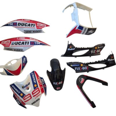 Carenado Yamaha Jog R/RR + adhesivos Ducati. Este kit de plásticos o carcasas son válida para Yamaha Jog R y Jog RR. El kit está compuesto por cabezón, frontal, guardabarros delantero, h o quilla inferior, bajos, tapas laterales y alerón. Combina cachas en color negro y blanco + adhesivos Ducati. Si necesita kit de grapas y tornillos, añádalo a su pedido.