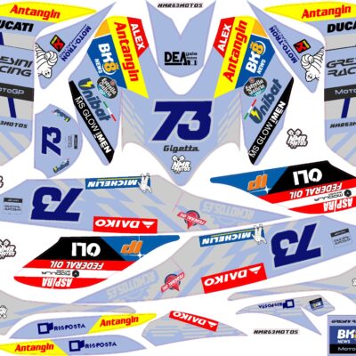 Adhesivos Yamaha Jog R/RR Alex Márquez. Este kit de pegatinas es válido para Yamaha Jog R y Jog RR. El kit incluye pegatinas para todos los plásticos o cachas del carenado exterior. En la imagen pueden ver una foto de como quedan pegados.
