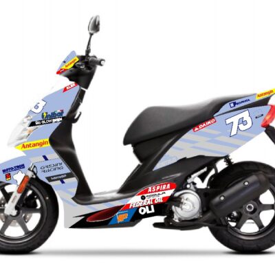 Adhesivos Yamaha Jog R/RR Alex Márquez. Este kit de pegatinas es válido para Yamaha Jog R y Jog RR. El kit incluye pegatinas para todos los plásticos o cachas del carenado exterior. En la imagen pueden ver una foto de como quedan pegados.