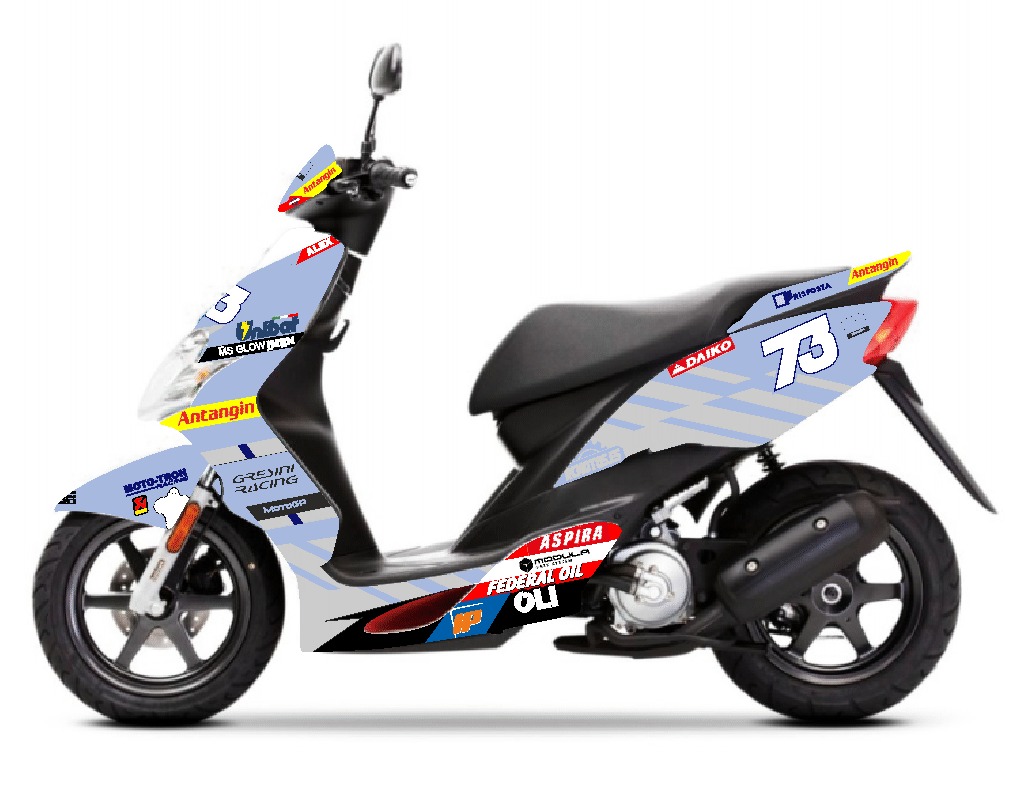 Adhesivos Yamaha Jog R/RR Alex Márquez. Este kit de pegatinas es válido para Yamaha Jog R y Jog RR. El kit incluye pegatinas para todos los plásticos o cachas del carenado exterior. En la imagen pueden ver una foto de como quedan pegados.