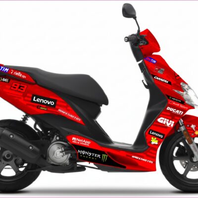Kit adhesivos Yamaha Jog R/RR Marc Márquez. Este kit de pegatinas es válido para Yamaha Jog R y Jog RR. El kit incluye pegatinas para todos los plásticos o cachas del carenado exterior. En la imagen pueden ver una foto de como quedan pegados.